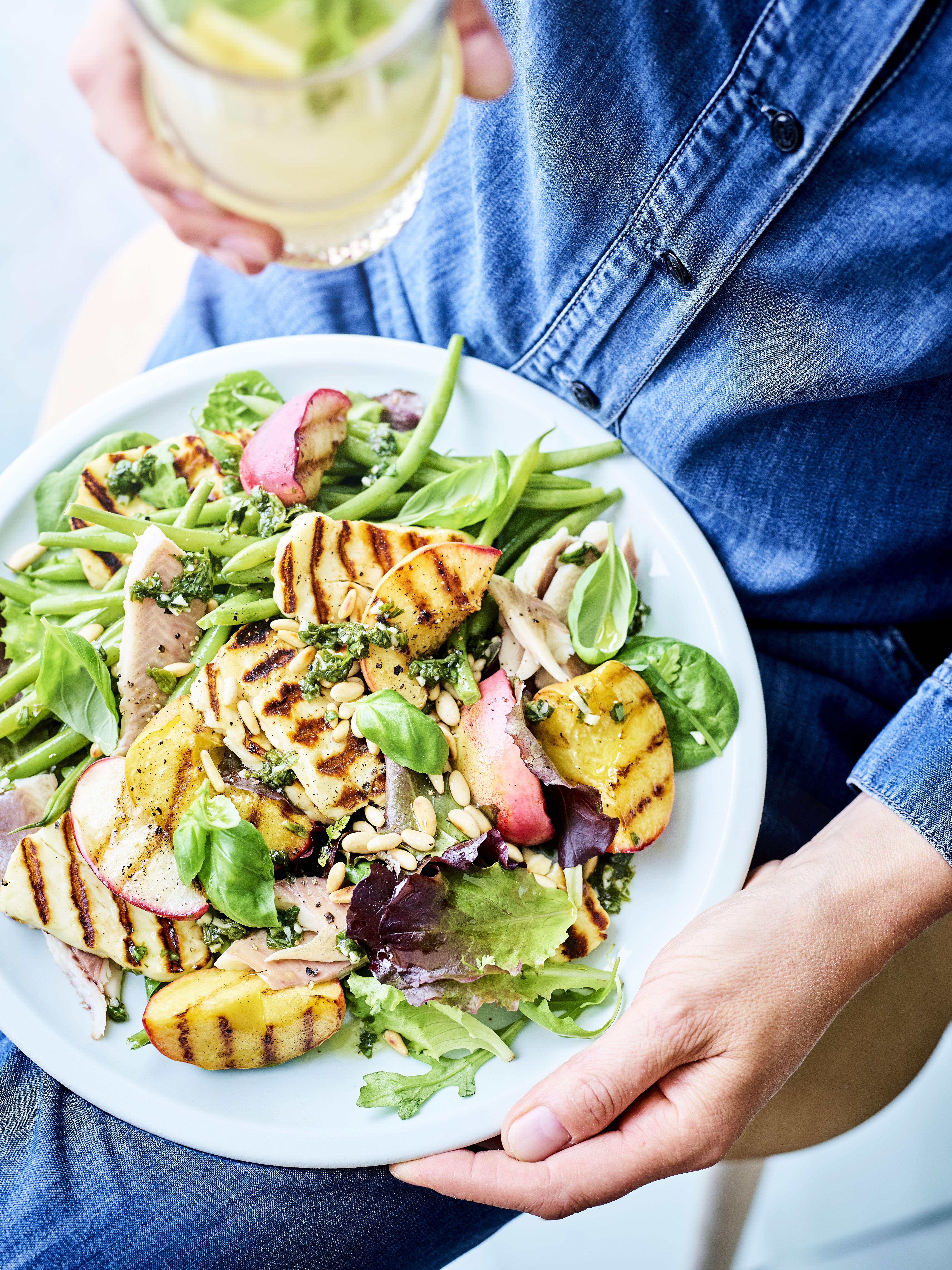 Salade met gegrilde perzik, halloumi en gerookte forel